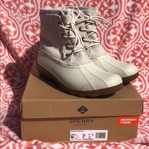 Sperry syren boot in oak